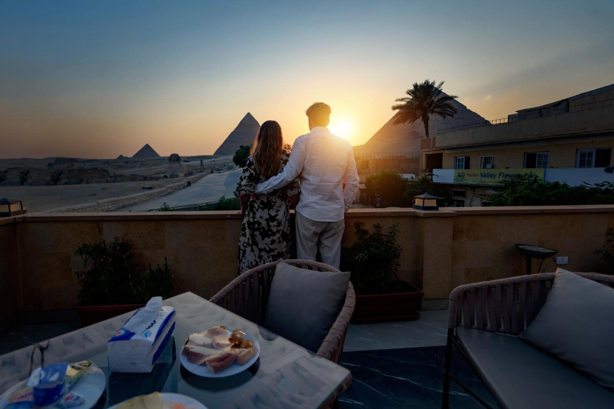The Gate Hotel Front Pyramids & Sphinx View Kafrat al Jabal Exterior photo